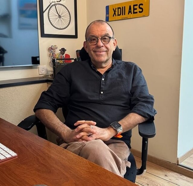 יואל שקד במשרד